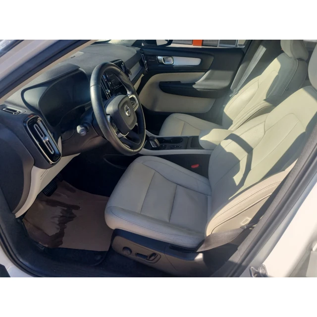 2021 VOLVO XC40 MOMENTUM