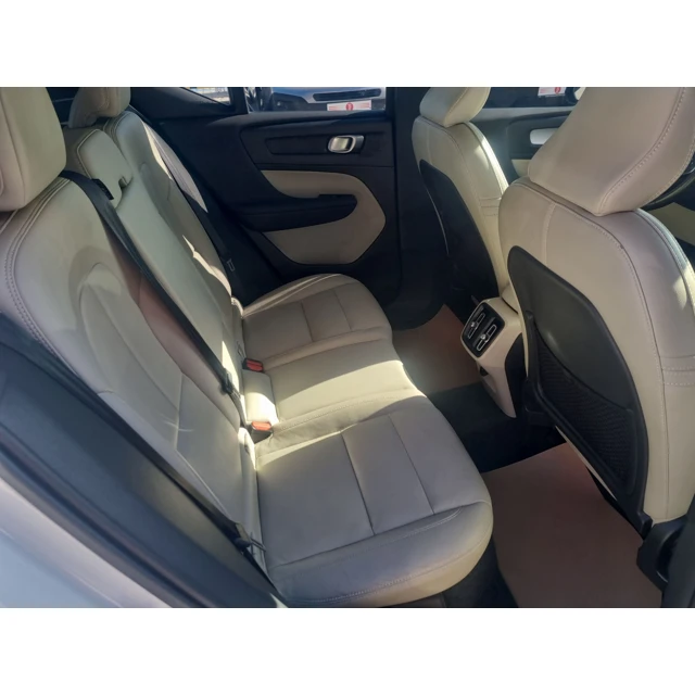 2021 VOLVO XC40 MOMENTUM