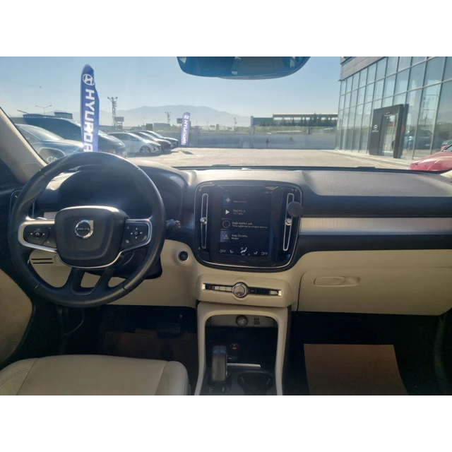 2021 VOLVO XC40 MOMENTUM